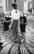 Maj 1989, Warszawa, Polska.
Grupa osób niepełnosprawnych podczas zwiedzania Zamku Królewskiego.
Fot. Jarosław Tarań, zbiory Ośrodka KARTA [89-39] 
