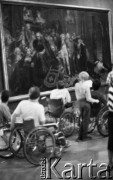 Maj 1989, Warszawa, Polska.
Zamek Królewski, grupa osób niepełnosprawnych przed obrazem Jana Matejki 