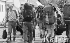 25-29.05.1989, Bieszczady, Polska
Grupa młodzieży z plecakami.
Fot. Jarosław Tarań, zbiory Ośrodka KARTA [89-45] 
