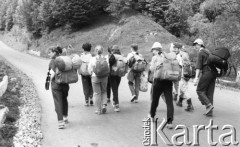 25-29.05.1989, Bieszczady, Polska
Grupa młodzieży z plecakami idaca drogą.
Fot. Jarosław Tarań, zbiory Ośrodka KARTA [89-45] 

