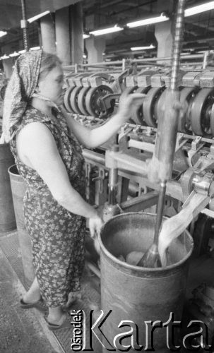 5.05.1989, Żyrardów, woj. Skierniewice, Polska
Pracownica Fabryki Wyrobów Lnianych w hali produkcyjnej.
Fot. Jarosław Tarań, zbiory Ośrodka KARTA [89-75] 
