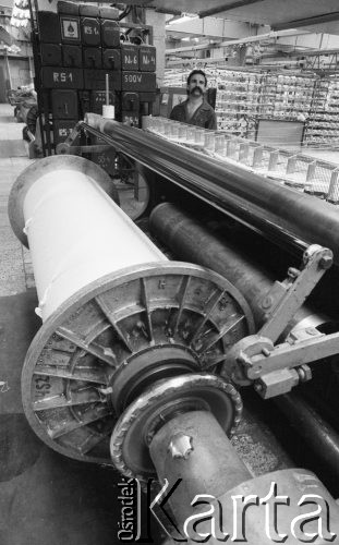 5.05.1989, Żyrardów, woj. Skierniewice, Polska
Pracownik Fabryki Wyrobów Lnianych w hali produkcyjnej.
Fot. Jarosław Tarań, zbiory Ośrodka KARTA [89-76] 
