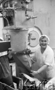 Październik 1989, Guzów, Polska
Pracownica cukrowni w hali produkcyjnej. 
Fot. Jarosław Tarań, zbiory Ośrodka KARTA [89-90] 
