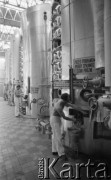 Październik 1989, Guzów, Polska
Pracownicy cukrowni w hali produkcyjnej. 
Fot. Jarosław Tarań, zbiory Ośrodka KARTA [89-90] 
