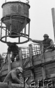 Październik 1989, Żyrardów, woj. Skierniewice, Polska
Budowa zalewu na rzece Pisi, robotnicy z betoniarką.
Fot. Jarosław Tarań, zbiory Ośrodka KARTA [89-74] 
