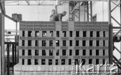 1.09.1989, Radziejowice, Polska
Pracownicy cegielni w hali produkcyjnej.
Fot. Jarosław Tarań, zbiory Ośrodka KARTA [89-100] 
