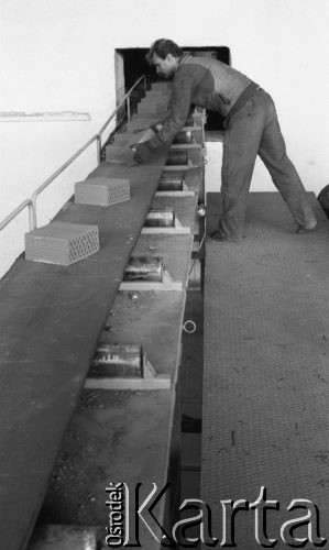 1.09.1989, Radziejowice, Polska
Pracownik cegielni przy taśmie produkcyjnej.
Fot. Jarosław Tarań, zbiory Ośrodka KARTA [89-101] 
