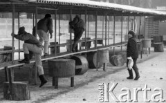 Jesień 1989, Żyrardów, woj. Skierniewice, Polska
Teren bazaru, kupcy przygotowujący stoiska do handlu.
Fot. Jarosław Tarań, zbiory Ośrodka KARTA [89-85] 
