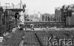 1988-1989, Warszawa, Polska.
Remont Mostu Poniatowskiego, wymiana starych elementów konstrukcyjnych. 
Fot. Jarosław Tarań, zbiory Ośrodka KARTA [89-48] 
