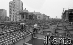 1988-1989, Warszawa, Polska.
Remont Mostu Poniatowskiego, wymiana starych elementów konstrukcyjnych.
Fot. Jarosław Tarań, zbiory Ośrodka KARTA [89-48] 
