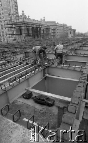 1988-1989, Warszawa, Polska.
Remont Mostu Poniatowskiego, wymiana starych elementów konstrukcyjnych.
Fot. Jarosław Tarań, zbiory Ośrodka KARTA [89-48] 
