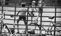 Lipiec 1989, Żyrardów, woj. Skierniewice, Polska
Chłopcy grające w piłkę nożną, na pierwszym planie stojące rowery.
Fot. Jarosław Tarań, zbiory Ośrodka KARTA [89-82]
