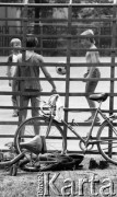 Lipiec 1989, Żyrardów, woj. Skierniewice, Polska
Chłopcy grające w piłkę nożną, na pierwszym planie stojące rowery.
Fot. Jarosław Tarań, zbiory Ośrodka KARTA [89-82]

