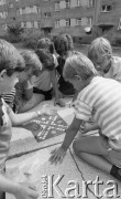 Lipiec 1989, Żyrardów, woj. Skierniewice, Polska
Dzieci grające w 