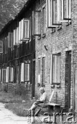 Lipiec 1989, Żyrardów, woj. Skierniewice, Polska
Fragment starej zabudowy miasta, staruszka siedząca przed domem na składanym krześle.
Fot. Jarosław Tarań, zbiory Ośrodka KARTA [89-82]
