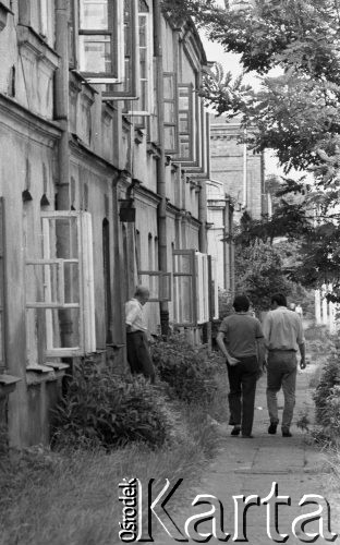 Lipiec 1989, Żyrardów, woj. Skierniewice, Polska
Fragment starej zabudowy miasta, okna domu pootwierane z powodu upału.
Fot. Jarosław Tarań, zbiory Ośrodka KARTA [89-82]
