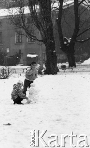 Jesień/zima 1989, Żyrardów, woj. Skierniewice, Polska
Dzieci lepiące bałwana na podwórku.
Fot. Jarosław Tarań, zbiory Ośrodka KARTA [89-80]