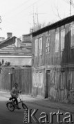 Jesień/zima 1989, Żyrardów, woj. Skierniewice, Polska
Fragment starej zabudowy miasta, dziecko jadące na rowerze.
Fot. Jarosław Tarań, zbiory Ośrodka KARTA [89-80]