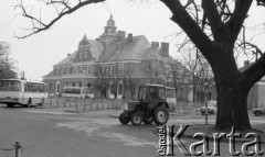 Jesień/zima 1989, Żyrardów, woj. Skierniewice, Polska
Budynek dworca kolejowego i stanowiska dworca autobusowego, z prawej ciągnik jadący ulicą.
Fot. Jarosław Tarań, zbiory Ośrodka KARTA [89-80]