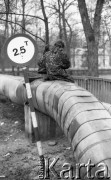 29.12.1989, Żyrardów, woj. Skierniewice, Polska
Kobieta siedząca na rurze ciepłowniczej, na pierwszym planie znak drogowy zakazujący przejazdu pojazdom cięższym niż 2,5 tony.
Fot. Jarosław Tarań, zbiory Ośrodka KARTA [89-77]
