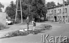 1.09.1989, Żyrardów, woj. Skierniewice, Polska
Kobieta robiąca pranie przy hydrancie na ulicy.
Fot. Jarosław Tarań, zbiory Ośrodka KARTA [89-22]
