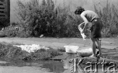 1.09.1989, Żyrardów, woj. Skierniewice, Polska
Kobieta robiąca pranie przy hydrancie na ulicy.
Fot. Jarosław Tarań, zbiory Ośrodka KARTA [89-22]
