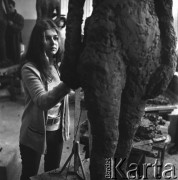 21.11.1968, Warszawa, Polska.
Pracownia Rzeźby Akademii Sztuk Pięknych - studentka podczas rzeźbienia postaci, dodawanie gliny.
Fot. Jarosław Tarań, zbiory Ośrodka KARTA
