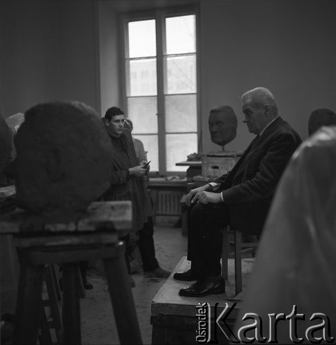 21.11.1968, Warszawa, Polska.
Pracownia Rzeźby Akademii Sztuk Pięknych - studium głowy modela.
Fot. Jarosław Tarań, zbiory Ośrodka KARTA
