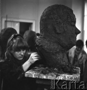 21.11.1968, Warszawa, Polska.
Pracownia Rzeźby Akademii Sztuk Pięknych - studentka rzeźbi w glinie głowę modela. 
Fot. Jarosław Tarań, zbiory Ośrodka KARTA
