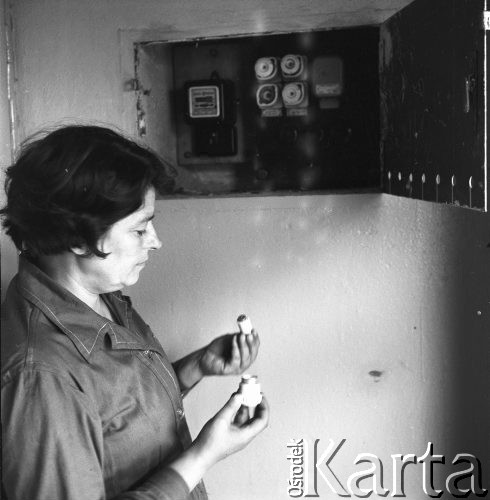 6.06.1968, Warszawa, Polska.
Pierwszy dzień pracy - dozorczyni wymienia bezpiecznik. 
Fot. Jarosław Tarań, zbiory Ośrodka KARTA