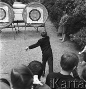 26.05.1968, Warszawa, Polska.
Chłopiec rzuca lotkami do tarczy podczas dziecięcego festynu w Parku Skaryszewskim. 
Fot. Jarosław Tarań, zbiory Ośrodka KARTA