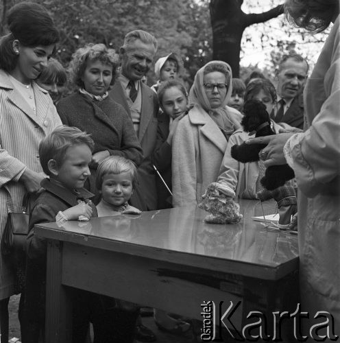 26.05.1968, Warszawa, Polska.
Ruchoma zabawka - atrakcją dziecięcego festynu w Parku Skaryszewskim. 
Fot. Jarosław Tarań, zbiory Ośrodka KARTA