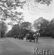 26.05.1968, Warszawa, Polska.
Przejazd dorożek alejkami Parku Skaryszewskiego podczas dziecięcego festynu. 
Fot. Jarosław Tarań, zbiory Ośrodka KARTA