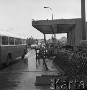 22.05.1968, Warszawa, Polska.
Przebudowa wiaduktu na Moście Poniatowskiego - przejeżdżający autobus, z prawej leżą elementy ogrodzenia. 
Fot. Jarosław Tarań, zbiory Ośrodka KARTA
