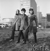 17.12.1968, Warszawa, Polska.
Sesja zdjęciowa do magazynu o modzie - modelki w zimowych płaszczach, w tle Rotunda PKO.
Fot. Jarosław Tarań, zbiory Ośrodka KARTA