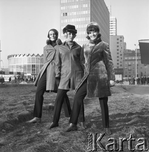 17.12.1968, Warszawa, Polska.
Sesja zdjęciowa do magazynu o modzie - modelki w zimowych płaszczach, w tle Rotunda PKO.
Fot. Jarosław Tarań, zbiory Ośrodka KARTA