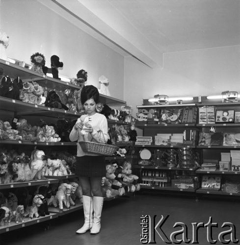 1.12.1968, Warszawa, Polska.
Kobieta oglądająca maskotkę w sklepie z zabawkami.
Fot. Jarosław Tarań, zbiory Ośrodka KARTA

