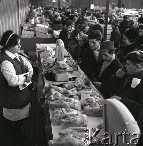 22.12.1968, Warszawa, Polska.
Przedświąteczne zakupy - sprzedaż drobiu.
Fot. Jarosław Tarań, zbiory Ośrodka KARTA