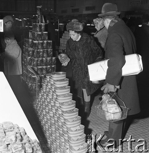 22.12.1968, Warszawa, Polska.
Przedświąteczne zakupy - małżeństwo w dziale z konserwami.
Fot. Jarosław Tarań, zbiory Ośrodka KARTA
