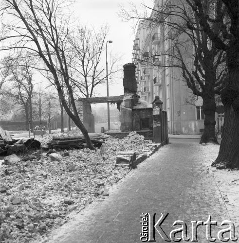 26.12.1968, Warszawa, Polska.
Rozbiórka budynku przy ulicy Kruczkowskiego, osiedle mieszkaniowe w tle.
Fot. Jarosław Tarań, zbiory Ośrodka KARTA