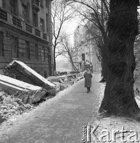 26.12.1968, Warszawa, Polska.
Rozbiórka budynku przy ulicy Kruczkowskiego - starsza kobieta idąca ulicą.
Fot. Jarosław Tarań, zbiory Ośrodka KARTA