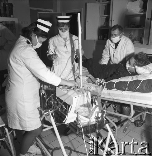 Grudzień 1968, Warszawa, Polska.
Przeszczep nerki - personel medyczny przygotowuje pacjenta do operacji.
Fot. Jarosław Tarań, zbiory Ośrodka KARTA