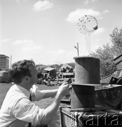 10.08.1968, Warszawa, Polska.
Składnica złomu przy ulicy Towarowej - dopracowywanie rzeźby z metalu. 
Fot. Jarosław Tarań, zbiory Ośrodka KARTA