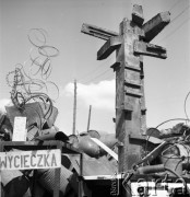 10.08.1968, Warszawa, Polska.
Składnica złomu przy ulicy Towarowej - rzeźby wykonane z materiałów dostępnych na złomowisku.
Fot. Jarosław Tarań, zbiory Ośrodka KARTA