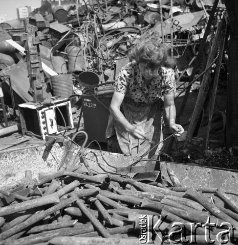 10.08.1968, Warszawa, Polska.
Składnica złomu przy ulicy Towarowej - kobieta maluje metalowy drut.
Fot. Jarosław Tarań, zbiory Ośrodka KARTA