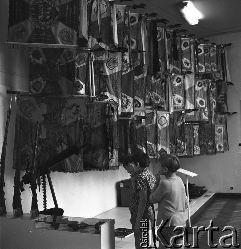 29.08.1968, Warszawa, Polska.
Pamiątki z września 1939 roku - dzieci oglądają broń zgromadzoną w Muzeum Wojska Polskiego, sztandary na ścianie.
Fot. Jarosław Tarań, zbiory Ośrodka KARTA