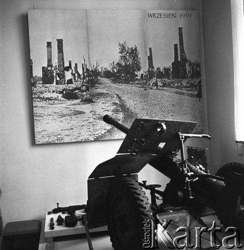 29.08.1968, Warszawa, Polska.
Pamiątki z września 1939 roku - działko strzelnicze eksponowane w Muzeum Wojska Polskiego, w tle plakat przedstawiający Warszawę tuż przed wybuchem II wojny światowej. 
Fot. Jarosław Tarań, zbiory Ośrodka KARTA