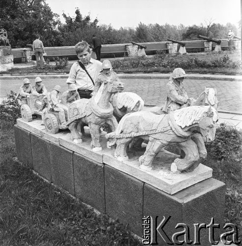 29.08.1968, Warszawa, Polska.
Pamiątki z Września 1939 roku - chłopiec przygląda się rzeźbie eksponowanej przed Muzeum Wojska Polskiego.
Fot. Jarosław Tarań, zbiory Ośrodka KARTA