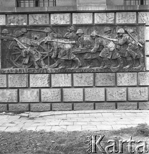 29.08.1968, Warszawa, Polska.
Pamiątki z Września 1939 roku - eksponowana w Muzeum Wojska Polskiego płaskorzeźba przedstawiająca polskich żołnierzy.
Fot. Jarosław Tarań, zbiory Ośrodka KARTA