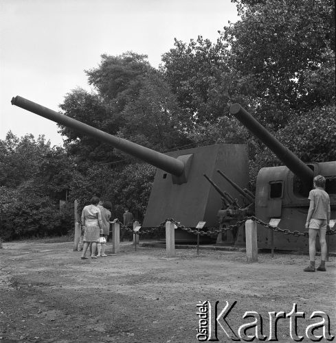 29.08.1968, Warszawa, Polska.
Pamiątki z Września 1939 roku - zwiedzający oglądają działa strzelnicze eksponowane przed Muzeum Wojska Polskiego.
Fot. Jarosław Tarań, zbiory Ośrodka KARTA